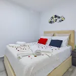 Apartment Flat With Garden *