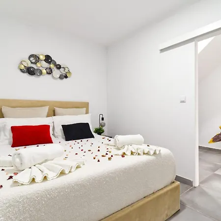 Flat With Garden דירה *